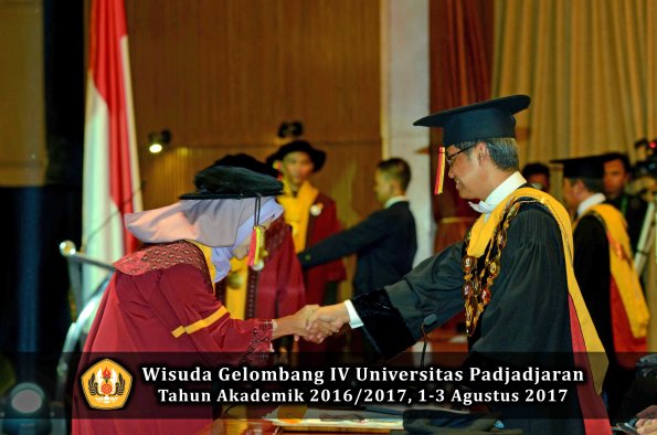 Wisuda Unpad Gel IV TA 2016_2017 Fakultas M I P A oleh  Rektor 071