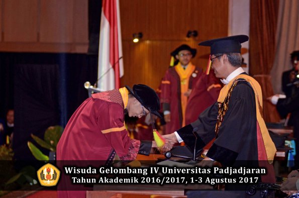 Wisuda Unpad Gel IV TA 2016_2017 Fakultas M I P A oleh  Rektor 072