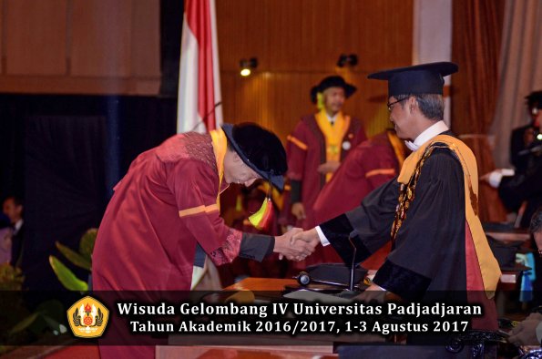 Wisuda Unpad Gel IV TA 2016_2017 Fakultas M I P A oleh  Rektor 073