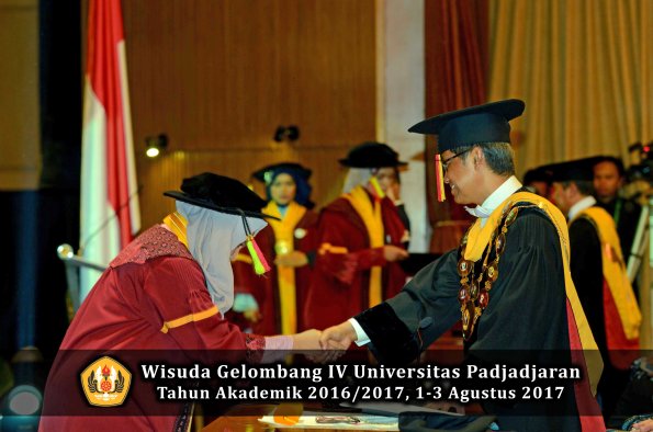Wisuda Unpad Gel IV TA 2016_2017 Fakultas M I P A oleh  Rektor 076