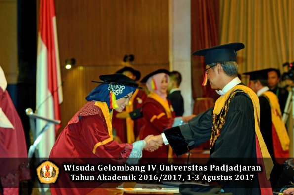 Wisuda Unpad Gel IV TA 2016_2017 Fakultas M I P A oleh  Rektor 078