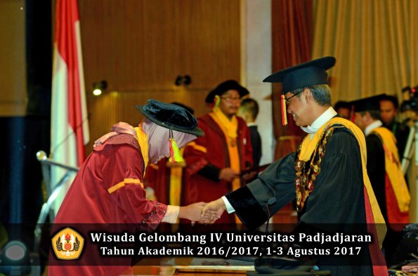 Wisuda Unpad Gel IV TA 2016_2017 Fakultas M I P A oleh  Rektor 085