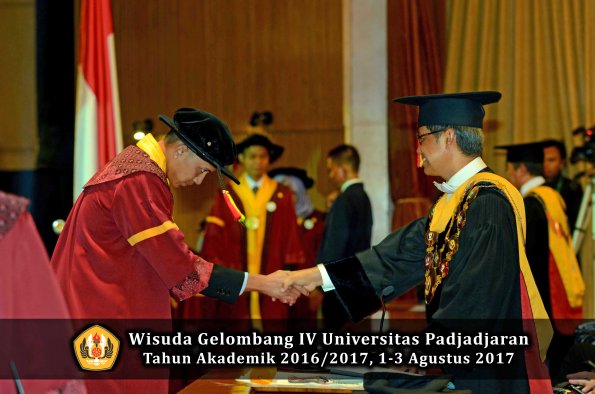 Wisuda Unpad Gel IV TA 2016_2017 Fakultas M I P A oleh  Rektor 097