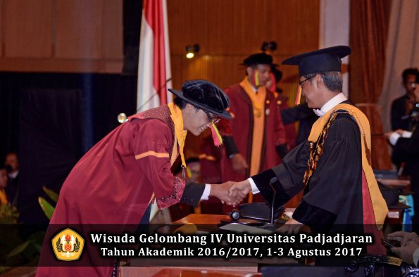 Wisuda Unpad Gel IV TA 2016_2017 Fakultas M I P A oleh  Rektor 103