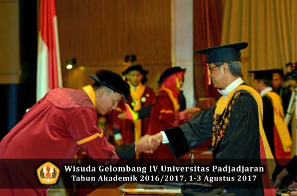 Wisuda Unpad Gel IV TA 2016_2017 Fakultas M I P A oleh  Rektor 104