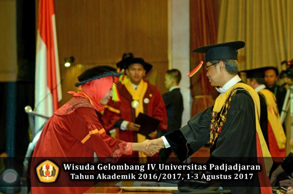 Wisuda Unpad Gel IV TA 2016_2017 Fakultas M I P A oleh  Rektor 105