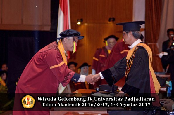 Wisuda Unpad Gel IV TA 2016_2017 Fakultas M I P A oleh  Rektor 106