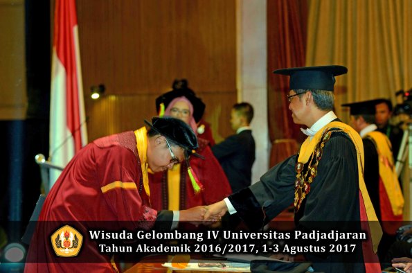 Wisuda Unpad Gel IV TA 2016_2017 Fakultas M I P A oleh  Rektor 107