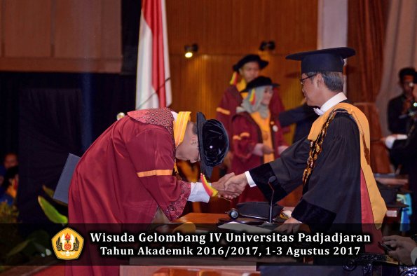 Wisuda Unpad Gel IV TA 2016_2017 Fakultas M I P A oleh  Rektor 109