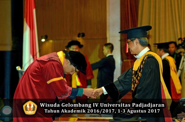 Wisuda Unpad Gel IV TA 2016_2017 Fakultas M I P A oleh  Rektor 111