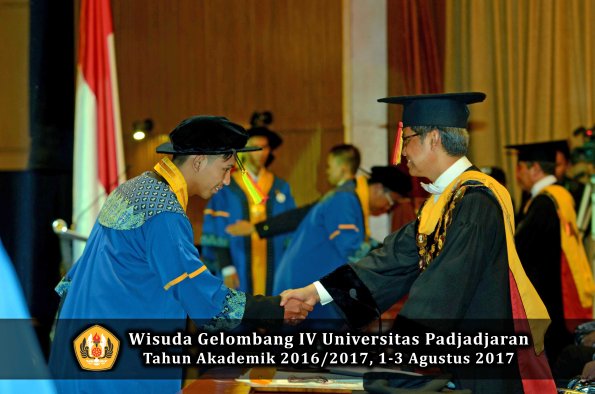 Wisuda Unpad Gel IV TA 2016_2017 Fakultas M I P A oleh  Rektor 152