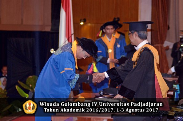 Wisuda Unpad Gel IV TA 2016_2017 Fakultas M I P A oleh  Rektor 153