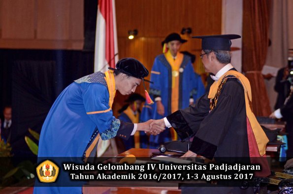 Wisuda Unpad Gel IV TA 2016_2017 Fakultas M I P A oleh  Rektor 154