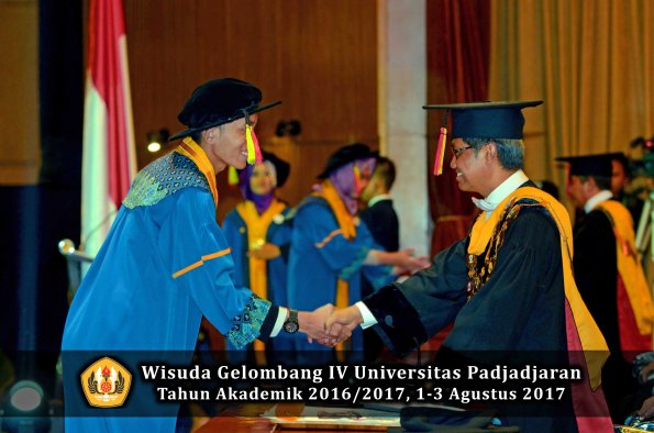Wisuda Unpad Gel IV TA 2016_2017 Fakultas M I P A oleh  Rektor 155