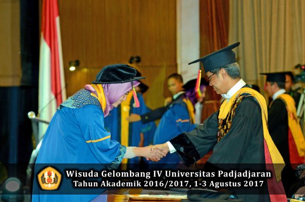 Wisuda Unpad Gel IV TA 2016_2017 Fakultas M I P A oleh  Rektor 156