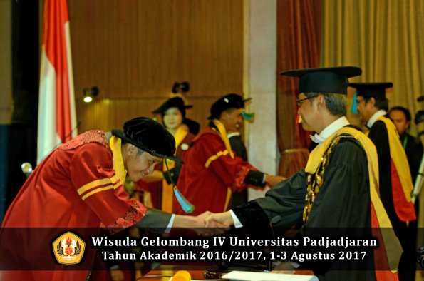 Wisuda Unpad Gel IV TA 2016_2017 Fakultas PERIKANAN & ILMU KELAUTAN oleh Rektor 002