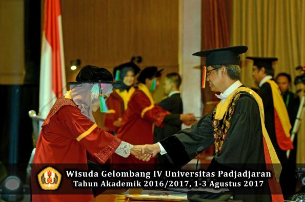 Wisuda Unpad Gel IV TA 2016_2017 Fakultas PERIKANAN & ILMU KELAUTAN oleh Rektor 011