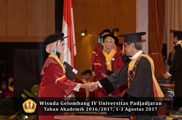 Wisuda Unpad Gel IV TA 2016_2017 Fakultas PERIKANAN & ILMU KELAUTAN oleh Rektor 014.