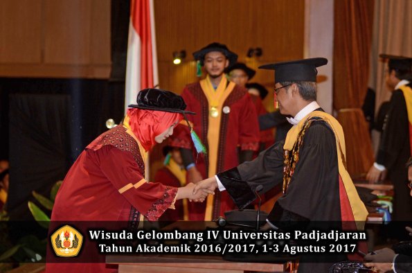 Wisuda Unpad Gel IV TA 2016_2017 Fakultas PERIKANAN & ILMU KELAUTAN oleh Rektor 026