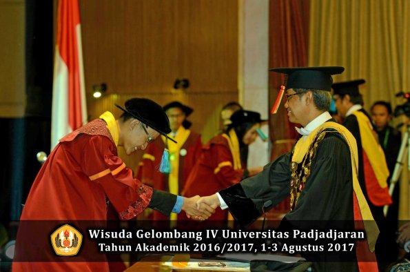 Wisuda Unpad Gel IV TA 2016_2017 Fakultas PERIKANAN & ILMU KELAUTAN oleh Rektor 028