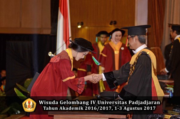 Wisuda Unpad Gel IV TA 2016_2017 Fakultas PERIKANAN & ILMU KELAUTAN oleh Rektor 036