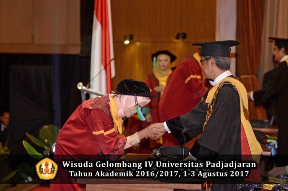 Wisuda Unpad Gel IV TA 2016_2017 Fakultas PERIKANAN & ILMU KELAUTAN oleh Rektor 037