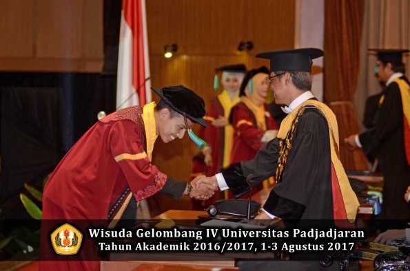 Wisuda Unpad Gel IV TA 2016_2017 Fakultas PERIKANAN & ILMU KELAUTAN oleh Rektor 046