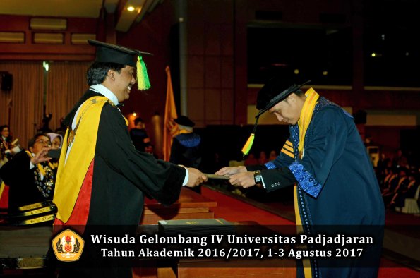 Wisuda Unpad Gel IV TA 2016_2017 Fakultas ILMU KOMUNIKASI oleh Dekan 004