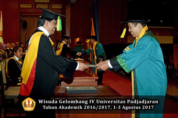 Wisuda Unpad Gel IV TA 2016_2017 Fakultas ILMU KOMUNIKASI oleh Dekan 012