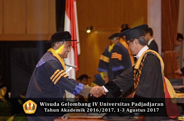 Wisuda Unpad Gel IV TA 2016_2017 Fakultas ILMU KOMUNIKASI oleh Rektor 001