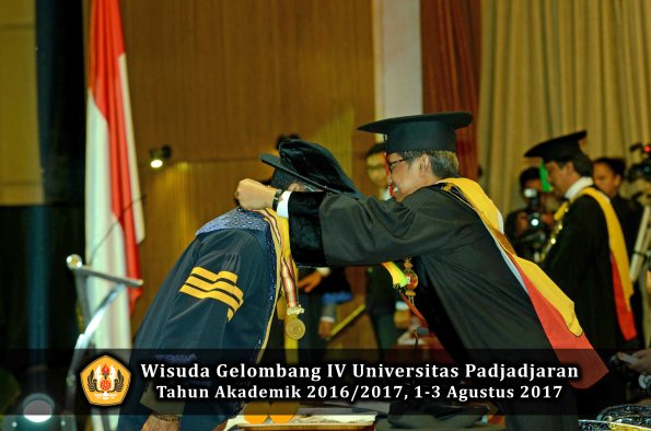 Wisuda Unpad Gel IV TA 2016_2017 Fakultas ILMU KOMUNIKASI oleh Rektor 003