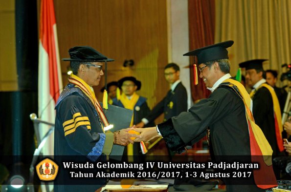 Wisuda Unpad Gel IV TA 2016_2017 Fakultas ILMU KOMUNIKASI oleh Rektor 004