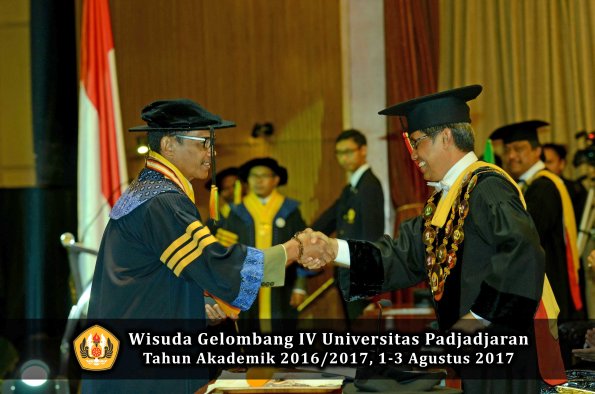 Wisuda Unpad Gel IV TA 2016_2017 Fakultas ILMU KOMUNIKASI oleh Rektor 005