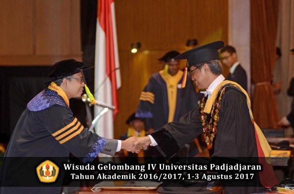 Wisuda Unpad Gel IV TA 2016_2017 Fakultas ILMU KOMUNIKASI oleh Rektor 006