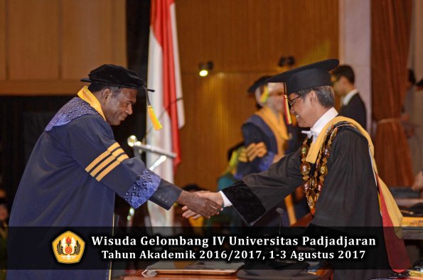 Wisuda Unpad Gel IV TA 2016_2017 Fakultas ILMU KOMUNIKASI oleh Rektor 007