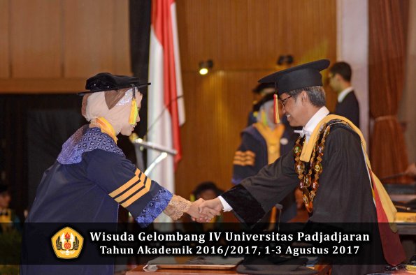 Wisuda Unpad Gel IV TA 2016_2017 Fakultas ILMU KOMUNIKASI oleh Rektor 008