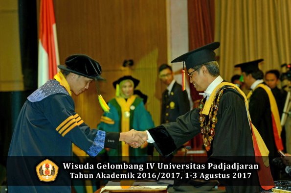 Wisuda Unpad Gel IV TA 2016_2017 Fakultas ILMU KOMUNIKASI oleh Rektor 010