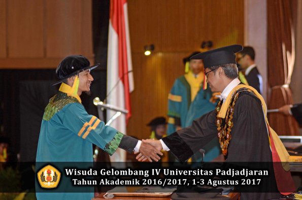 Wisuda Unpad Gel IV TA 2016_2017 Fakultas ILMU KOMUNIKASI oleh Rektor 012