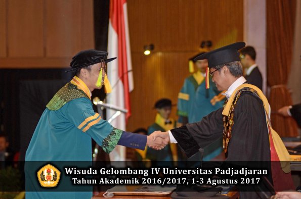 Wisuda Unpad Gel IV TA 2016_2017 Fakultas ILMU KOMUNIKASI oleh Rektor 013
