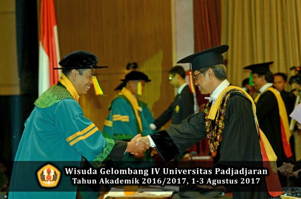 Wisuda Unpad Gel IV TA 2016_2017 Fakultas ILMU KOMUNIKASI oleh Rektor 014