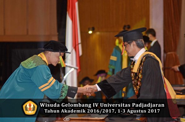 Wisuda Unpad Gel IV TA 2016_2017 Fakultas ILMU KOMUNIKASI oleh Rektor 015