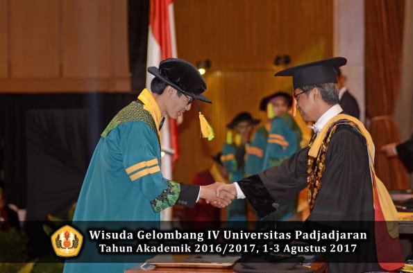 Wisuda Unpad Gel IV TA 2016_2017 Fakultas ILMU KOMUNIKASI oleh Rektor 017