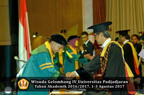 Wisuda Unpad Gel IV TA 2016_2017 Fakultas ILMU KOMUNIKASI oleh Rektor 018