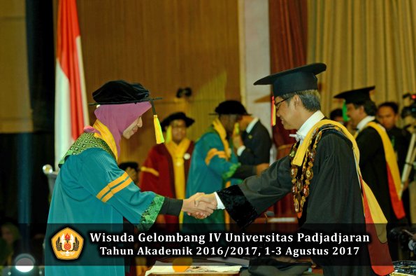 Wisuda Unpad Gel IV TA 2016_2017 Fakultas ILMU KOMUNIKASI oleh Rektor 019