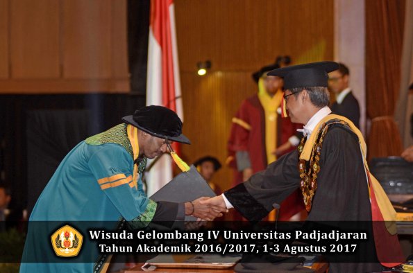Wisuda Unpad Gel IV TA 2016_2017 Fakultas ILMU KOMUNIKASI oleh Rektor 020
