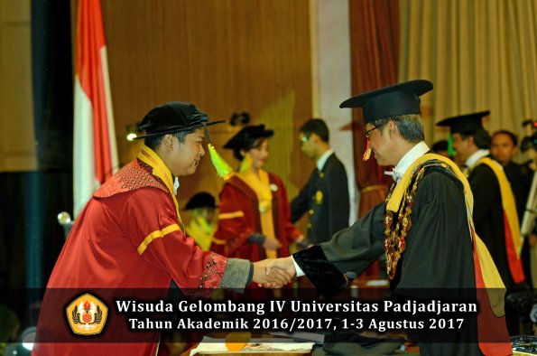 Wisuda Unpad Gel IV TA 2016_2017 Fakultas ILMU KOMUNIKASI oleh Rektor 028