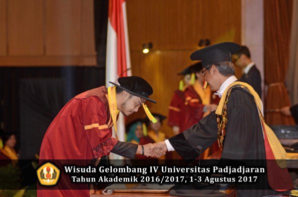 Wisuda Unpad Gel IV TA 2016_2017 Fakultas ILMU KOMUNIKASI oleh Rektor 039