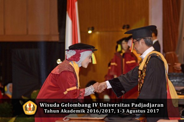 Wisuda Unpad Gel IV TA 2016_2017 Fakultas ILMU KOMUNIKASI oleh Rektor 065