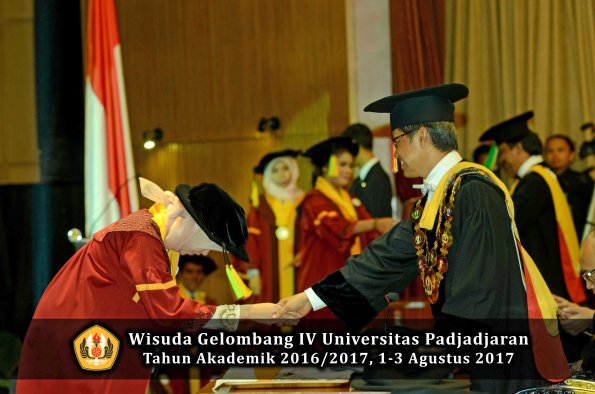 Wisuda Unpad Gel IV TA 2016_2017 Fakultas ILMU KOMUNIKASI oleh Rektor 095