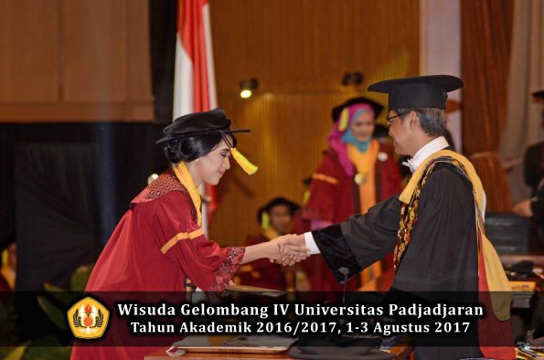 Wisuda Unpad Gel IV TA 2016_2017 Fakultas ILMU KOMUNIKASI oleh Rektor 102